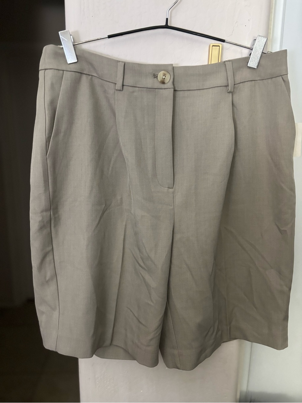 NWT Anne Klein Classic High-Rise Tailored Pleated Shorts in Light Taupe, Size 10